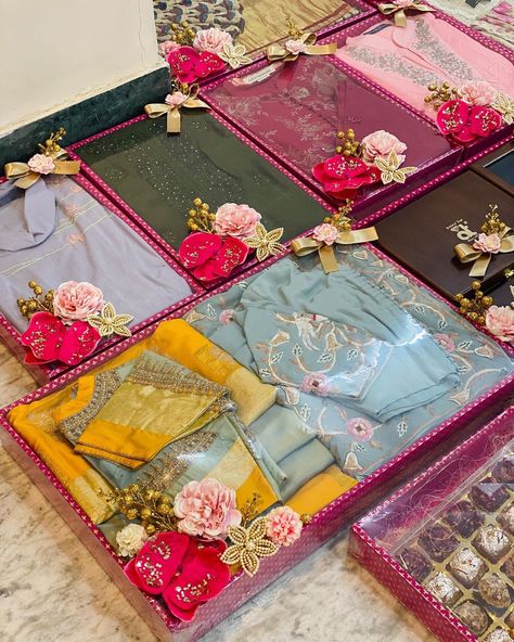 Engagement Packing Ideas For Bride, Diwali Hampers, Wedding Gift Hampers, Wedding Platters, Indian Wedding Gifts, Flowers Accessories, Diwali Gift Hampers, Wedding Gift Pack, Creative Wedding Gifts