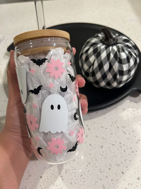 Pink Ghosts 👻  | Glass Straw & Bamboo Lid Included This is the perfect-shaped glass that can hold 16oz of your favorite beverage, warm or cold! Included in Each Purchase: - 16oz Glass Cup - Bamboo Lid - Clear Glass Straw Design is made from permanent vinyl that will withstand daily use, however, please handle with care! Although I strive for consistency & perfection with every cup, these items are hand-made which means they may contain minor imperfections. Care Instructions: *Do Not Soak *Do No Cups Made With Cricut, Cute Glass Cup Designs, Glass Cup Vinyl Ideas, Can Glass Cup Design, Cups With Vinyl, Cricut Cups Ideas, Vinyl Cup Ideas, Cricut Glass Cups, Cricut Cup Ideas Vinyls