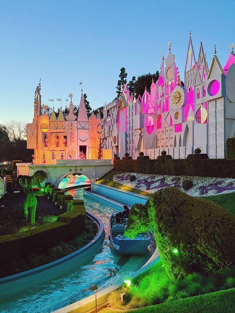 Fantasy Land Disneyland, Disneyland Trip Aesthetic, Disneyland Aesthetic California, Disneyland California Aesthetic, Disneyland California Rides, Disney Parks Aesthetic, Retro Disney World, Adventureland Disneyland, Fantasyland Disneyland