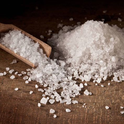 4 ways you can use sea salt for a healthier scalp. Slow Hair Growth, Clean Scalp, Homemade Detox, Hair Issues, Detox Drinks Recipes, Dead Sea Salt, Hair Remedies For Growth, New Hair Growth, Healthy Scalp