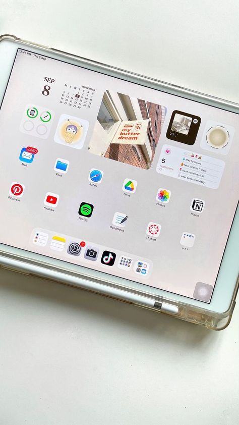 Ipad Homescreen Ideas Aesthetic Study, Ipad Wallapers Aesthetics, I Pad Layout Ideas, Ipad Inspo Homescreen Aesthetic, Ipad Aesthetic Layout, Ipad Setup Aesthetic, Aesthetic Ipad Setup, Ipad Homescreen Layout, Aesthetic Ipad Homescreen Layout