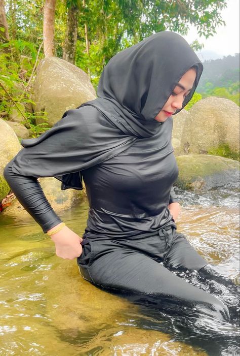 Foto Cewek Hijab Aesthetic, Hijab Teen, Seluar Ketat, Modern Hijab Fashion, Girls Support Girls, Muslim Women Fashion, Push It, Muslim Women Hijab, Beautiful Muslim Women