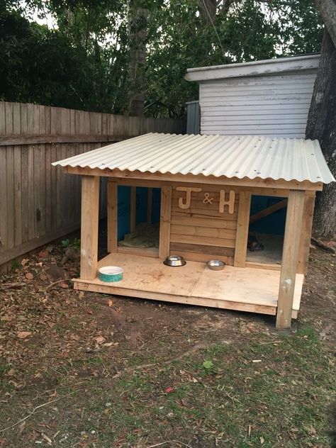 Insulated Dog Kennel Diy, Insulated Pallet Dog House Diy, Diy Double Dog House Outdoor, Two Dog House Outdoor, Two Dog Dog House, Diy Dog House For Large Dogs, House For Dogs Ideas, 2 Dog Dog House, Diy Dog House With Porch