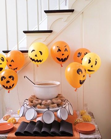 16 great ideas for your halloween party!  #halloween #party #decorations Dekorasi Halloween, Halloween Balloon, Outdoors Style, Table Halloween, Dulces Halloween, Balloon Creations, Halloween Fest, Casa Halloween, Bathroom Decorations