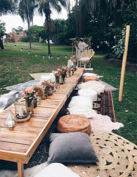 Bohemian picnic in the park set up styled by Harper Arrow Bohemian Picnic, Deco Champetre, Boho Picnic, Boho Party, Picnic In The Park, Picnic Party, Backyard Party, Outdoor Parties, Outdoor Party