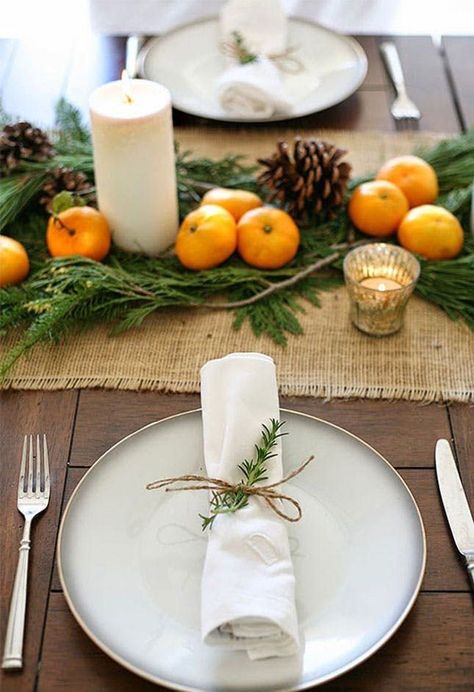 Thanksgiving Table. Mandarin Oranges on greenery. Simple and pretty. Thanksgiving Diner, Thanksgiving Table Settings Simple, Simple Thanksgiving Table, Štědrý Den, Perfect Christmas Dinner, Hosting Thanksgiving Dinner, Simple Table Settings, Centerpieces Ideas, Tafel Decor