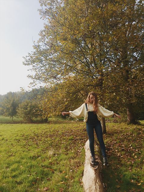 Fall Woodsy Photoshoot, Outside Fall Photoshoot Ideas, Photography Poses In Forest, Photo Pose In Forest, Dreamy Fall Photoshoot, Fall Self Portrait Photography, Fall Trees Photoshoot, Golden Hour Forest Photoshoot, Fall Single Photoshoot