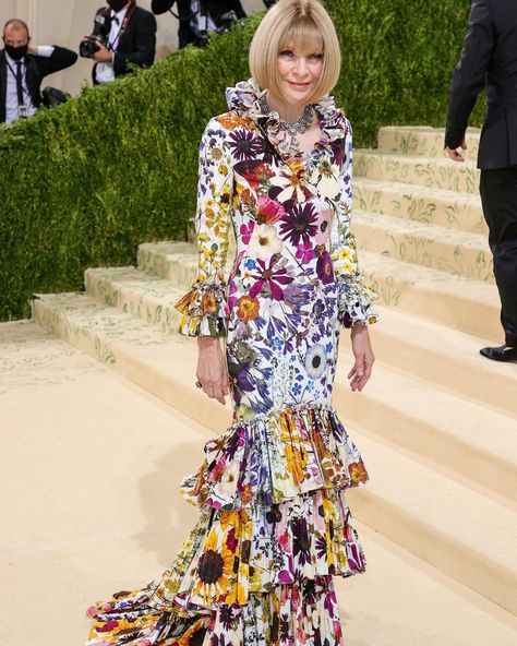 Oscar de la Renta on Instagram: “Anna Wintour, honorary chairman of the Met Gala, is a vision in a custom pressed flower cotton poplin gown with V neckline and tiered…” Haute Couture, Couture, Gala Outfits, Anna Wintour Style, Met Gala Outfits, Gala Gown, Gala Outfit, Magazine Vogue, Met Gala Red Carpet