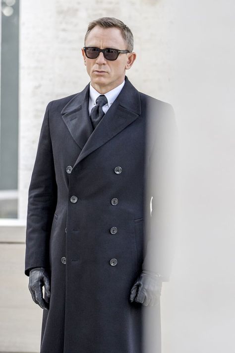 It Might Actually Be Time To Worry That James Bond Dies in No Time To Die Craig 007, James Bond Outfits, Bond Outfits, Men Fashion 2020, Daniel Craig 007, Daniel Graig, James Bond Style, No Time To Die