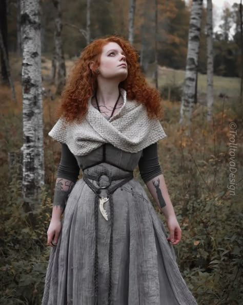 Celtic Clothing Women, Ren Faire Outfits, Viking Decor, Beige Shades, Fair Outfits, White And Beige, Triangle Shape, Fantasy Clothing, Early Spring