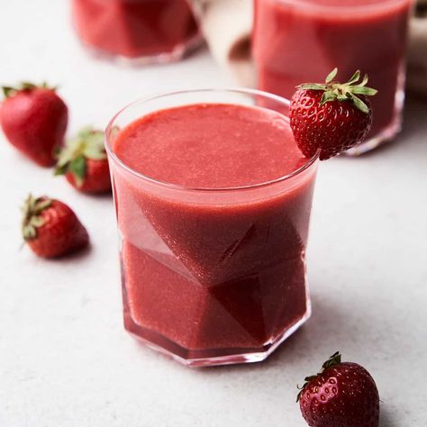 Strawberry juice is a sweet, nutritious, and refreshing drink made from just one ingredient — strawberries! Make a batch in 5 minutes or less! Jus Strawberry Aesthetic, Strawberry Juice Aesthetic, Jus Strawberry, Venezuelan Breakfast, Aesthetic Juice, Strawberry Slushie, Juice Aesthetic, Fav Drink, Jamaica Food