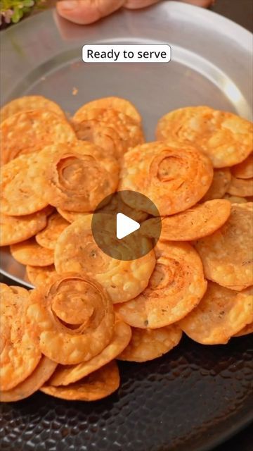 Diwali Dishes Recipe, Diwali Snacks Recipe Videos, Diwali Recipes Sweets, Diwali Food Decoration Ideas, Mathri Recipe Indian Snacks, Diwali Recipes Snacks, Namakpare Recipe, Diwali Snacks Recipe, Diwali Dishes