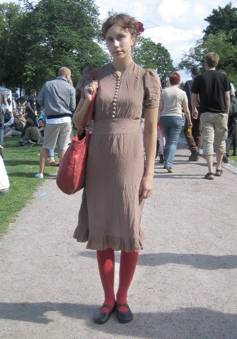 Grandmother Dress, Hel Looks, Fashion Decades, Red Tights, Art Outfit, Street Style Blog, Nerd Girl, Looks Street Style, Corduroy Dress