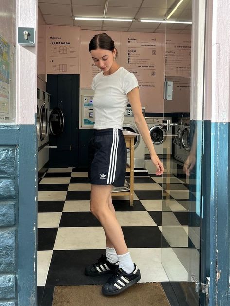 Adidas Shorts Outfit, Blokette Core, Adidas Superstar Outfit, Superstar Outfit, Look Office, Gym Outfits, Adidas Girl, Adidas Outfit, Sporty Outfits