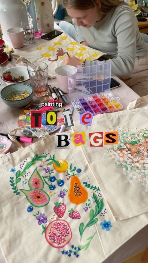 Femke | painting tote bags🍊☀️🩵🫐 @lievemerlijn thanks for having us🫶… | Instagram Cute Painted Tote Bags, Diy Painted Tote Bag Ideas, Painting Bags Ideas, Roommate Activities, Drawing On Bag, Girls Craft Night Ideas, Decorate Tote Bag, Tote Painting Ideas, Painting On Tote Bags