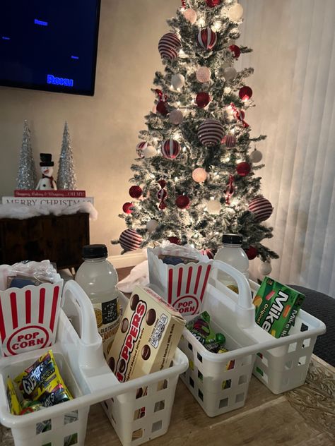 Christmas Movie Box Ideas, Christmas Movie Pajama Party, Christmas Movie Birthday Party Ideas, Christmas Family Movie Night Ideas, Christmas Party Movie Night, Christmas Kids Movie Night, Christmas Movies Night Ideas, Christmas Movie Birthday Party, Christmas Movie Night Set Up