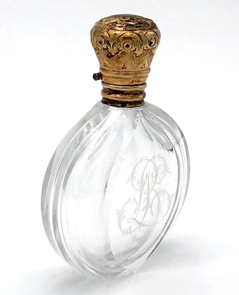 Pet Packaging, Vintage Bottles Antiques, Cologne Bottles, Old Perfume Bottles, Crystal Bottle, Perfume Container, Bottle Drawing, Beautiful Bottles, Bottle Perfume