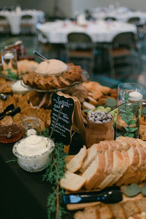 Winter Wedding Food Stations, Bread Wedding Table, Wedding Food Winter, Christmas Wedding Buffet, Wedding Bread Table, Breakfast Food Wedding Reception, Winter Brunch Wedding, December Wedding Reception Ideas, Autumn Wedding Food Dinner