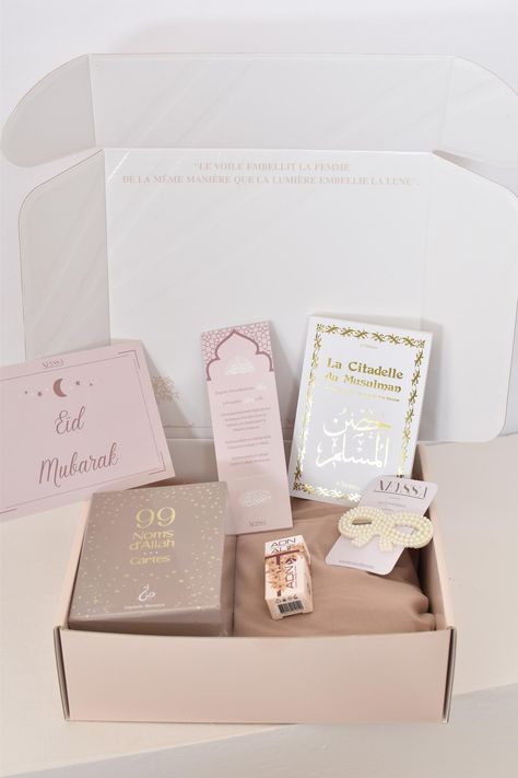 Le coffret cadeau Aïd à offrir :  Vous aimerez faire une petite attention aux personnes qui vous sont chers à l'occasion de l'Aïd, la fête qui suit ce mois sacré ? Nous vous proposons des idées cadeaux qui rentrent complétement dans le thème du Ramadan ! Voici une excellente idée de cadeau : le coffret robe de prière. Il sera parfait pour une sœur, une épouse ou tout simplement à vous même ! C'est aussi la box idéale à offrir à une nouvelle convertie pour l'aider dans sa démarche en tant que nou Box Cadeau, Gift Boxes, Ramadan, Gift Box, Boutique, Gifts