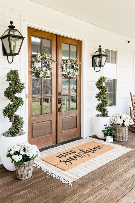 Spring Porch Decor, House Front Porch, Front Porch Design, Front Door Porch, Casa Exterior, Farmhouse Front, Front Porch Decorating, Home Entrance Decor, Porch Design