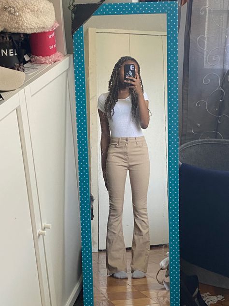 Fall outfits, outfit ideas, fall outfits 2022 Cute Khaki Pants Outfit School, Fall Outfits With Khaki Pants, Khaki Pants Outfit School, Khaki Uniform Outfits School, Cute Khaki Pants Outfit, First Day Of School Outfit College, First Day Of Class Outfit College, Outfits With Khaki Shorts, First Day Of College Outfits