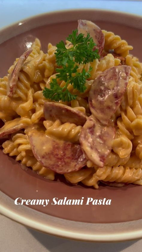 Creamy Salami Pasta Recipe https://resepmamiku.com/en/creamy-salami-pasta-katz__kitchen Pasta With Salami Recipe, Meals With Salami, Salami Pasta Recipes, Recipes With Salami, Pasta With Salami, Crystal Recipes, Salami Pasta, Salami Recipes, Scallop Pasta