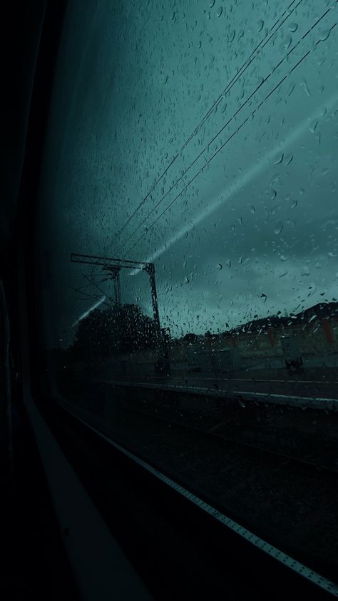 Loved the transition period between the “just stopped rain” and “few minutes before the droplets disappear” - is what created this timely capture Train Rain Aesthetic, Train Window View Video, Rainy Window Aesthetic Night, Train Window Photography, Train Window Aesthetic, Rain Window Aesthetic, Rainy Window Aesthetic, Night Train Aesthetic, Pared Aesthetic