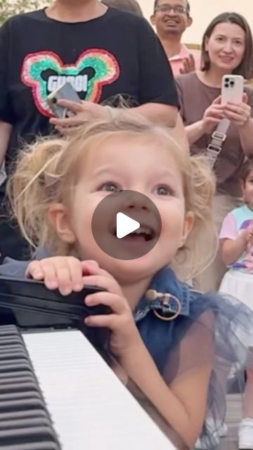 Sweet Dreams Pictures, Girl Singing, Kids Talent, Toddler Videos, Baby Singing, Got Talent Videos, Baby Barbie, Kids Singing, Funny Baby Memes