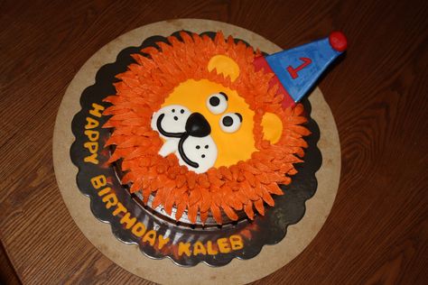 Lion Head Cake - This was for a friends little boys 1st birthday. The face is made with fondant and mane is buttercream. Smaller cake is his smash cake. Lion Head Cake, Paw Patrol Chase Cake, Lion Birthday Cake, Lion Cake, Boys 1st Birthday Cake, Fondant Cakes Birthday, Lion Birthday, Azad Kashmir, Baking Chocolate