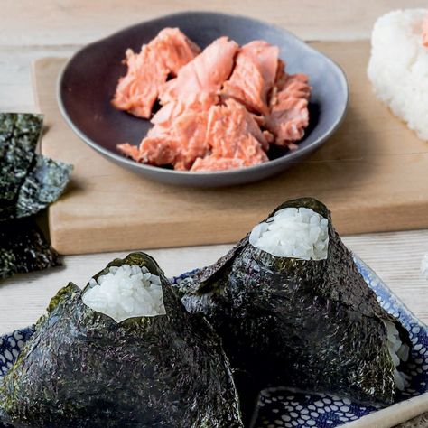 Rice Balls With Salmon Filling *(Onigiri)* Essen, Salmon Onigiri, Onigiri Filling, Handheld Food, Yaki Onigiri, Onigiri Recipe, Grilled Rice, Toddler Finger Foods, Japanese Diet