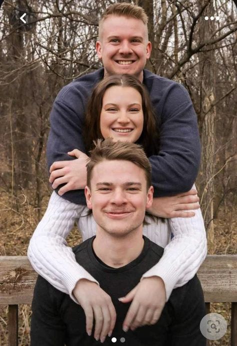 Three Siblings Photography, Portrait Of Three People, Family Photos Three People, Family Portraits 3 People, Posing 3 People, 3 People Poses Photography, Three Person Poses Photography, Three Sibling Photography, Photoshoot Three People