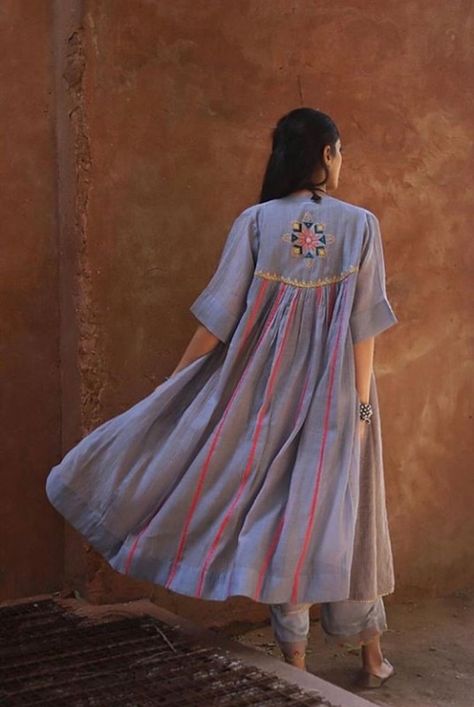 Kali Kurta Pattern, Injiri Clothing, Kurta Pattern, Silk Kurti Designs, Designer Anarkali Dresses, Kurta Patterns, Designer Kurti Patterns, Kurta Neck Design, Pakistani Fashion Party Wear