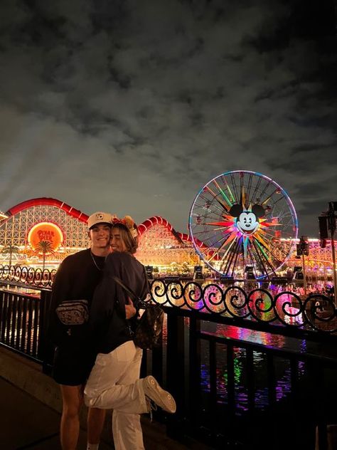 Cute Disneyland Pictures Couples, Disney Couple Goals, Couple Poses Disneyland, Cute Couple Disney Pictures, Disneyland Picture Ideas Couples, Couple Outfits Disneyland, Family Disney Photos, Disney World Couple Aesthetic, Disneyland Couple Photos