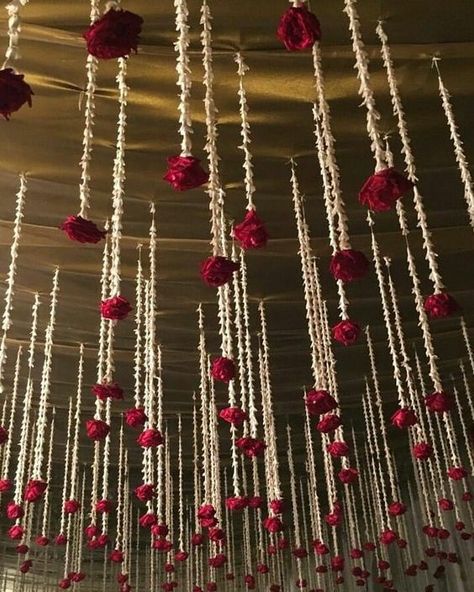 10 Post Lockdown Intimate Wedding Decor Ideas to bookmark Home Mandap Decoration, Home Decor For Marriage, Indian Wedding Ceiling Decor, Indian Wedding Decorations Diy, At Home Dholki Decor, Shadi Decoration At Home, Flower Hanging From Ceiling, Wedding Decorations Indian Home, Ceiling Design Wedding