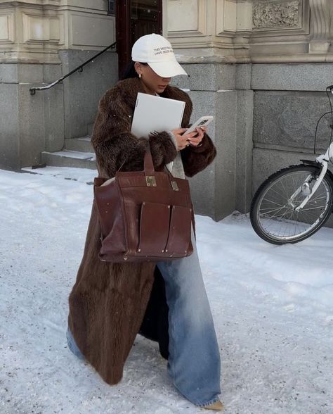 in awe Fur Coat Outfits, Brown Fur Coat, Cold Fashion, Cozy Winter Outfits, Autumn Fits, Coat Outfit, Estilo Preppy, Looks Street Style, Cold Weather Outfits