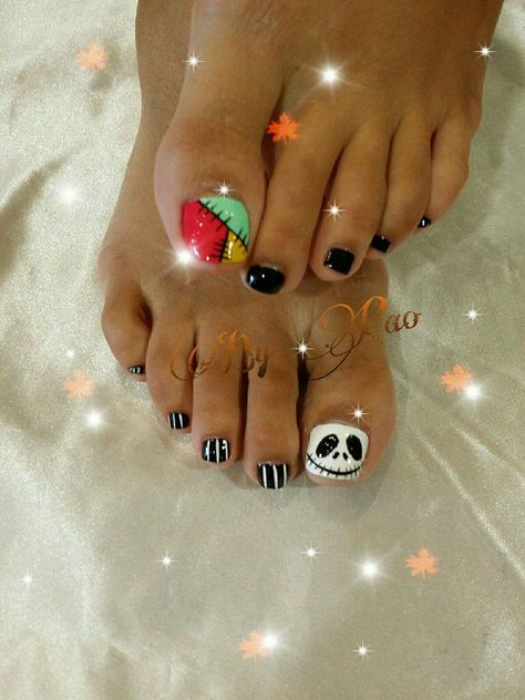 Halloween toe nails Cute Pedicure Ideas Fall, Simple Halloween Toe Nails, Holloween Nails Toes, Halloween Toe Designs, Disney Toenails Pedicures, Disney Pedicure Toenails, Cute Halloween Toe Nails, Halloween Toenail Art, Pedicure Ideas Halloween