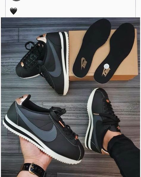 Black Nike Cortez Pretty Shoes Sneakers, Kicks Shoes, Jordan Shoes Retro, Sneaker Lovers, Nike Sneakers Women, Gym Shoes, Black Nike, Nike Cortez, Sneakers Men Fashion