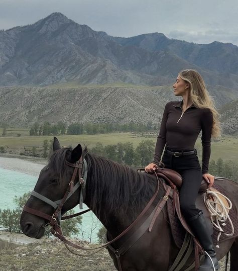 Horse Girl Aesthetic, Horse Riding Pants, Horse Riding Aesthetic, Horsey Life, Horseback Riding Outfits, Horse Riding Outfit, Equestrian Aesthetic, Pinterest Trends, Gaun Fashion