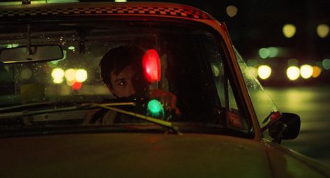 The 5 Most Visually Dark and Cold Films Ever Made Taxi Driver 1976, Car At Night, Travis Bickle, Pretty Movie, Beau Film, Beautiful Film, Movie Shots, Japon Illustration, Netflix Streaming