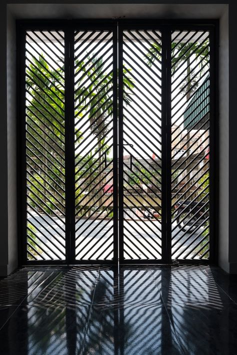 Ruang Tamu Outdoor, Tor Design, Window Grill Design Modern, Door Grill, Metal Doors Design, Steel Door Design, Iron Door Design, Balcony Grill, Balcony Grill Design