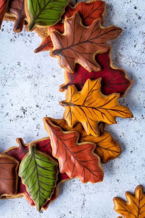 Close up of the leaf biscuits on a cookie wreath. Biscuit Wreath, Flavoured Cookies, Thanksgiving Cookies Decorated, Cookie Wreath, Vegan Autumn, Vegan Royal Icing, Biscuits Halloween, Cookie Halloween, Halloween Sugar Cookies Decorated