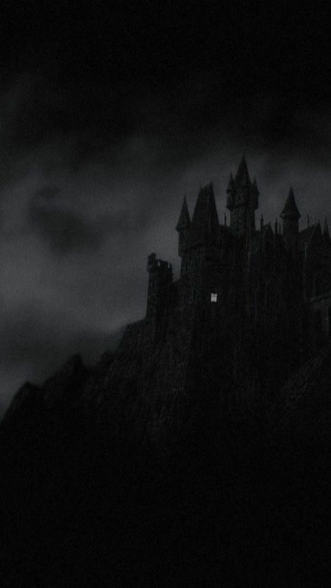 Wallpaper Dark Gothic, Goth Aesthetic Wallpaper, Dark Black Wallpaper, Dark Castle, Dark Landscape, Castle Aesthetic, Goth Wallpaper, Gothic Wallpaper, Dark Phone Wallpapers