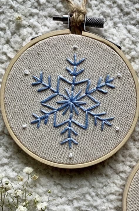 Hand Embroidery Snowflakes, Christmas Motifs Ideas, Christmas Embroidery Beginner, Simple Winter Embroidery, Snowflake Embroidery Ornament, Hand Embroidered Snowflakes, Small Christmas Embroidery Ideas, Christmas Hand Embroidery Ideas, Simple Embroidery Ornaments