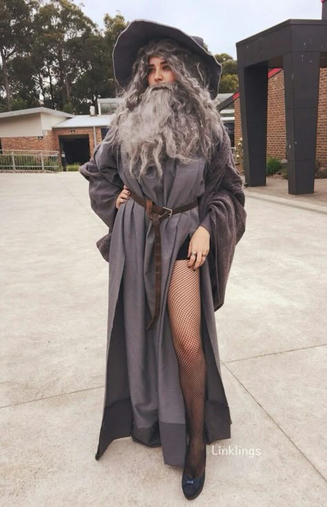 Sexy gandalf costume inspiration.... I laughed SO flipping hard at this! Too funny. Gandalf Costume, Halloween Costumes Pop Culture, Wizard Costume, Clever Halloween, Clever Halloween Costumes, Baby News, Diy Kostüm, Unique Halloween Costumes, Scary Halloween Costumes