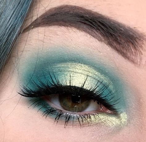 Eyeshadow For Teal Dress, 15 Makeup Looks Emerald Green, Dark Green And Gold Makeup, Emerald Green Eye Makeup Looks, Makeup With Teal Dress, Emerald Green Makeup Looks Simple, Emerald And Gold Makeup, Green Christmas Eye Makeup, Emerald Green And Gold Eye Makeup