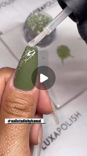 Fall Art Nails Ideas, Dnd Nail Design Ideas, Olive Green Leopard Nails, Short Nails Ideas Acrylic Design, Nail Art How To Videos, Fall Nail Ideas Green, Dark Green Gel Nail Designs, Green Chrome Nail Designs, Rinestine Nails Design Simple