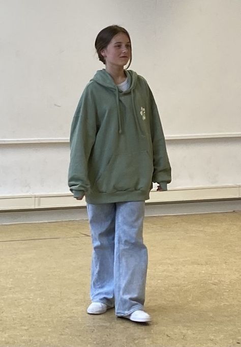 Ootd Hoodie Oversize, Oversized Clothes Aesthetic, Baggy Hoodie Outfit, Baggy Clothes Outfit Aesthetic, Sweatpants And Hoodie Outfit, Green Hoodie Outfit, Baggy Clothes Aesthetic, Outfit Ideas Oversized, Hoodie And Leggings Outfit