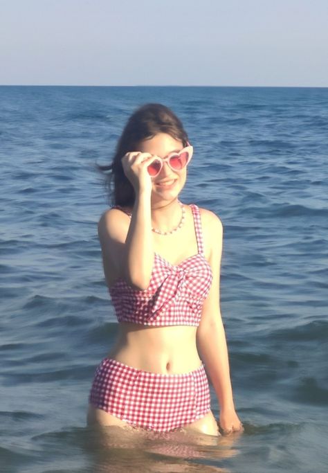 lana del rey gingam swimsuit old Hollywood heart-shaped sunglasses Singer Art, Bollywood Style, Celebrity Fashion, Beauty Photography, Hollywood, Entertainment, Celebrities, Red