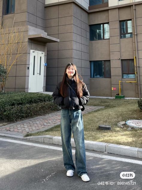 March Weather Outfits, Winter Fit Korean, Japan Fashion Winter Outfits, Cold Weather Korean Outfits, Puffer Jacket Outfit Asian, Winter School Outfits Aesthetic, Shanghai Winter Outfit, Douyin Winter Fashion, Korea Outfit Winter