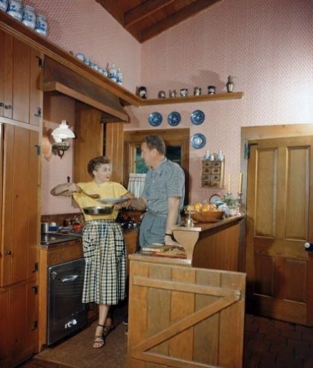 Esther Williams and husband Ben Gage in their home in Mandeville Canyon in Los Angeles. Million Dollar Mermaid, Old Hollywood Homes, Esther Williams, Vintage Housewife, Alfred Eisenstaedt, Hollywood Homes, Lynda Carter, Old Hollywood Stars, London Apartment